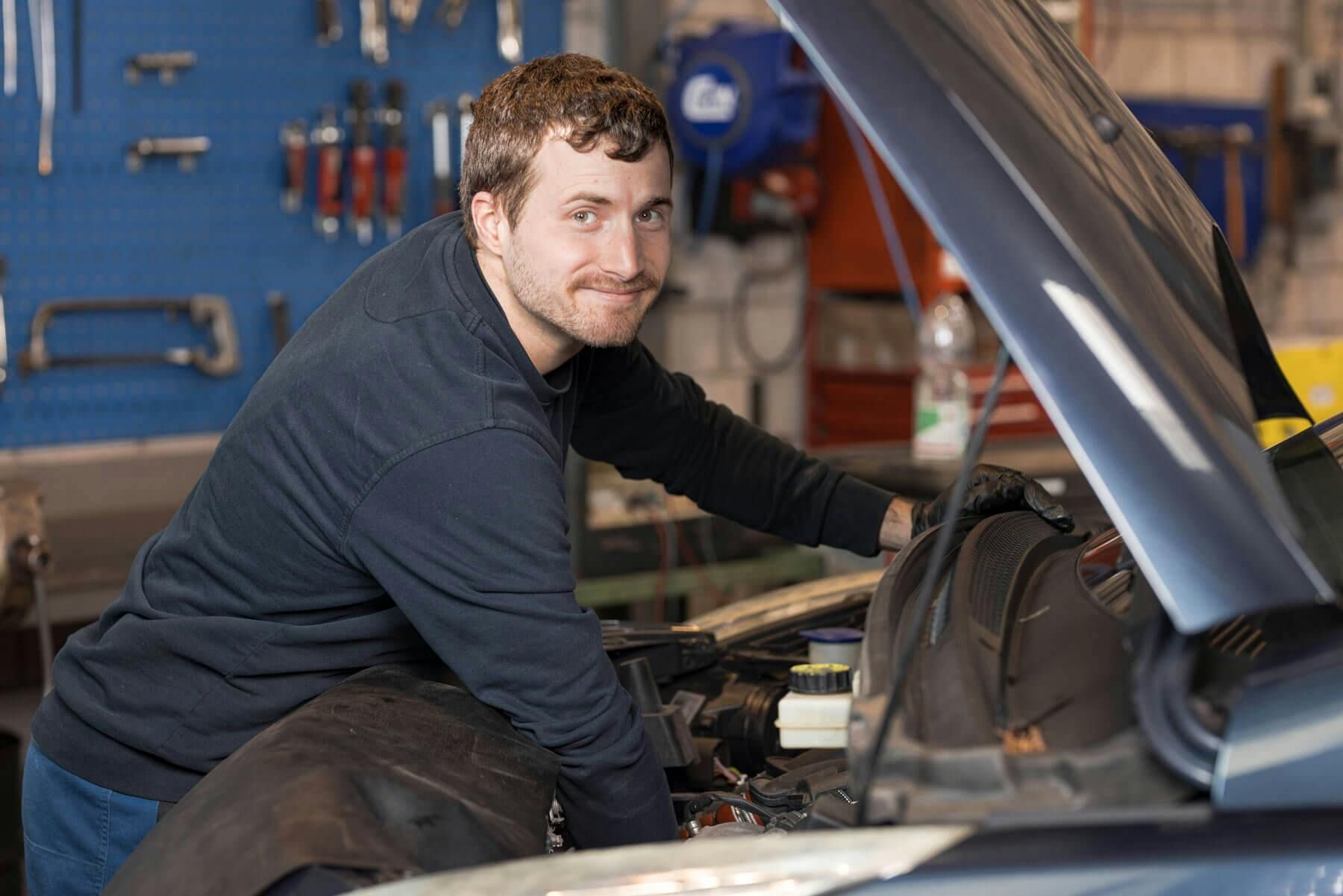 Mitarbeiterfotos bei Garage Leiser verbinden Fachkompetenz mit echtem Arbeitsalltag