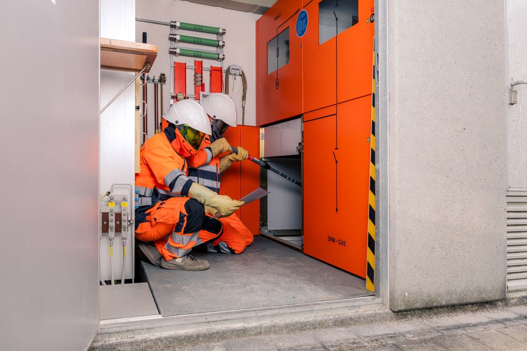 Imagefotos Evolon AG: zwei Netzelektriker in Schutzausrüstung an der Trafostation