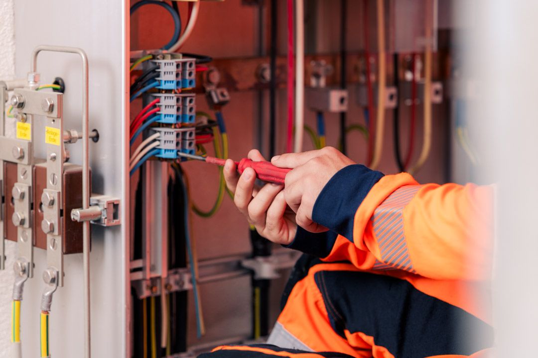 Imagefoto Evolon AG: Elektriker schliesst Kabel im Verteilkasten an