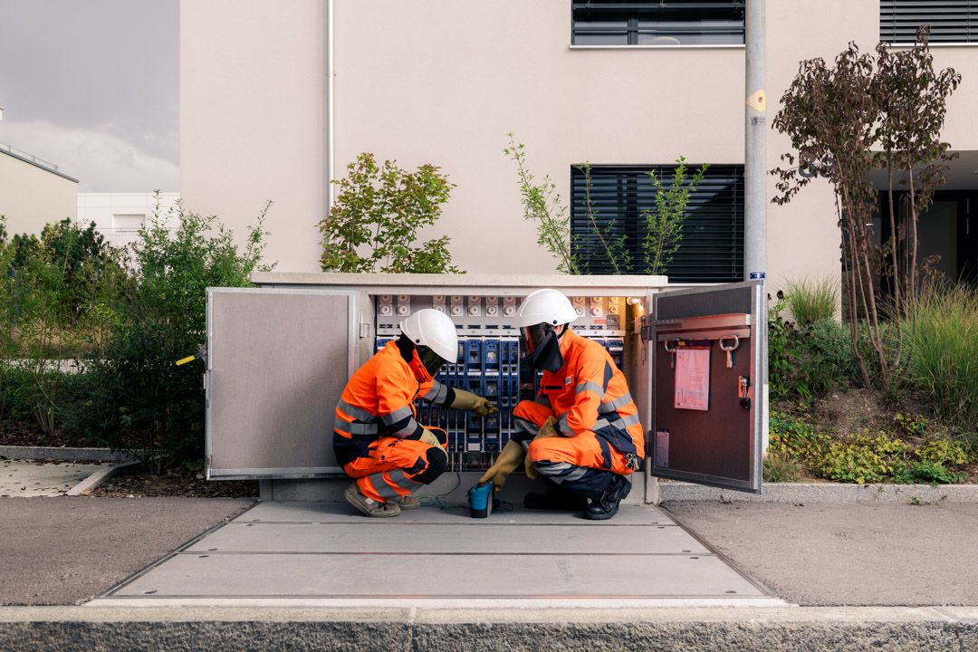 Imagefotos Evolon AG: Netzelektriker an einer Verteilkabine im Seeland