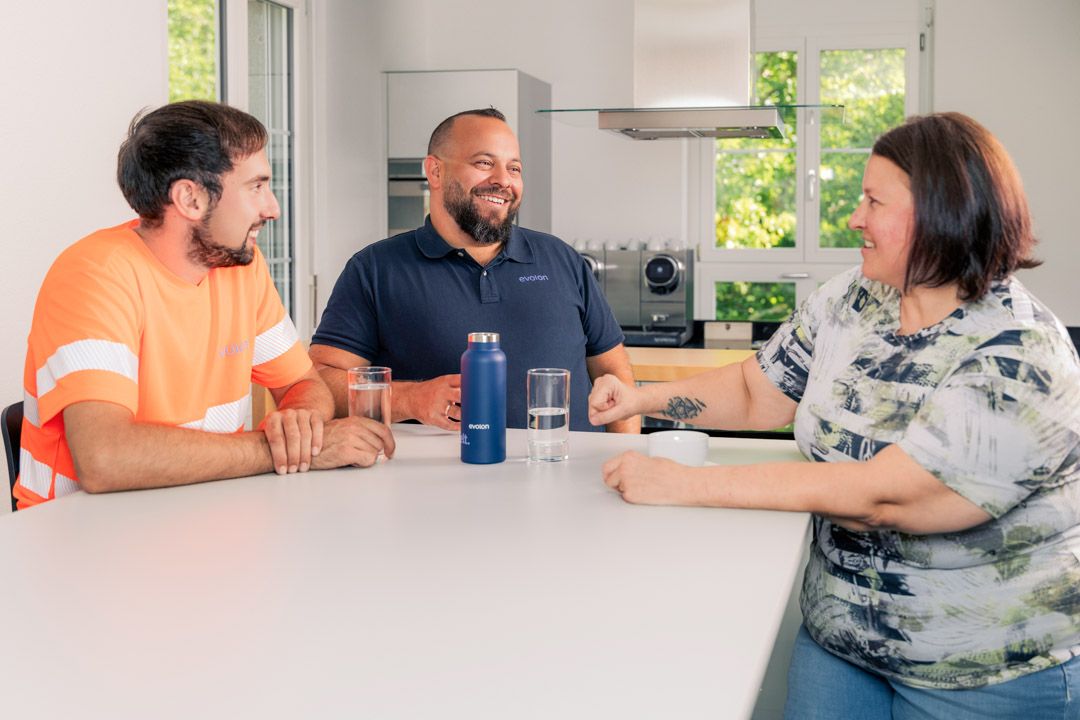Imagefoto mit echten Mitarbeitenden der Evolon AG im Pausenraum statt Stockfoto