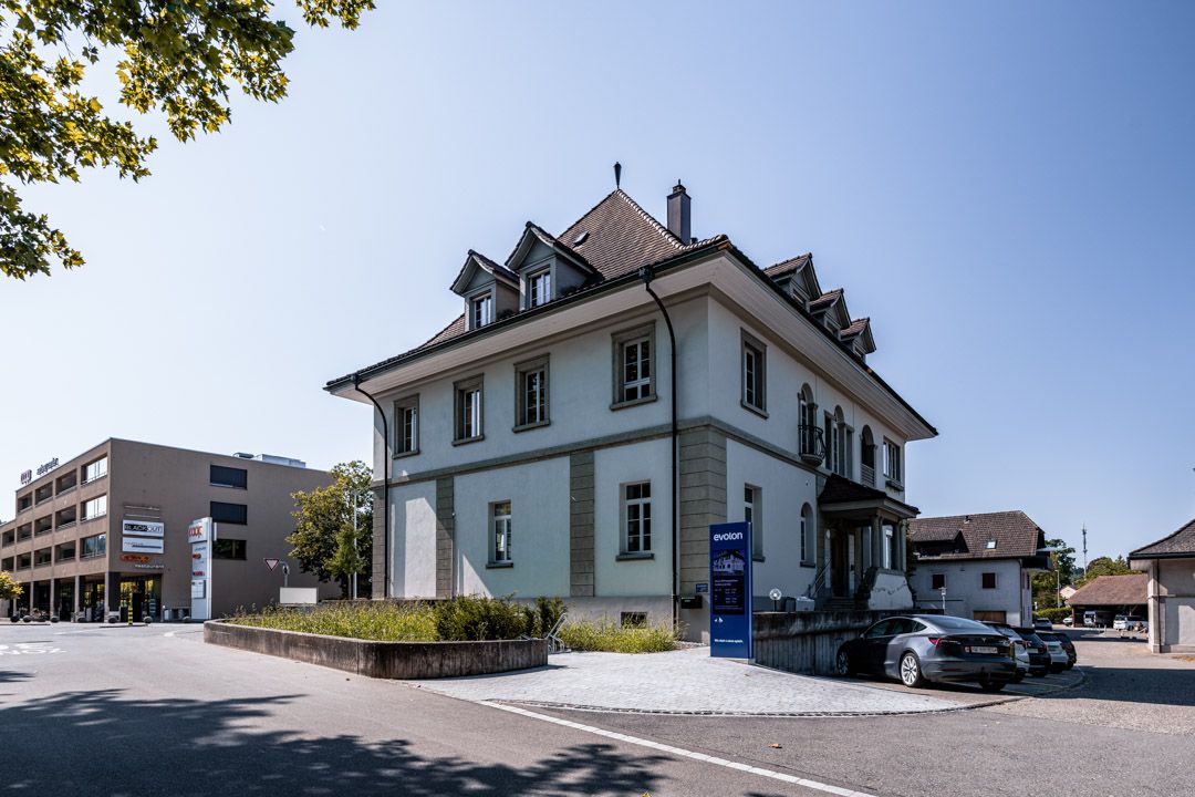 Unternehmensfoto Evolon AG: Firmengebäude mit Evolon-Stele im Seeland