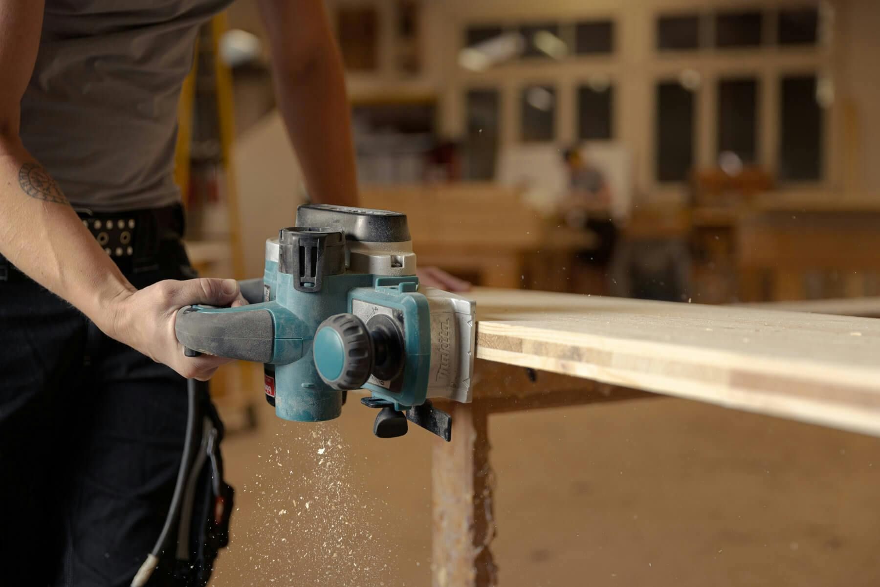 Handwerkliche Detailarbeit prägt die Imagefotografie der Schneider Schreinerei