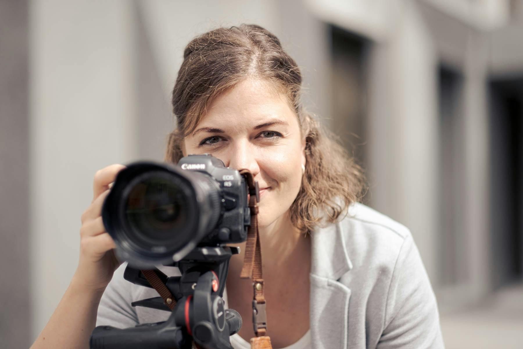 Susann Heuing steht für strategische Fotografie und Videografie mit Persönlichkeit