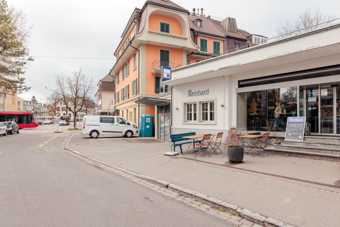 Der Tagesbetrieb bleibt bei der Architekturfotografie ungestört sichtbar