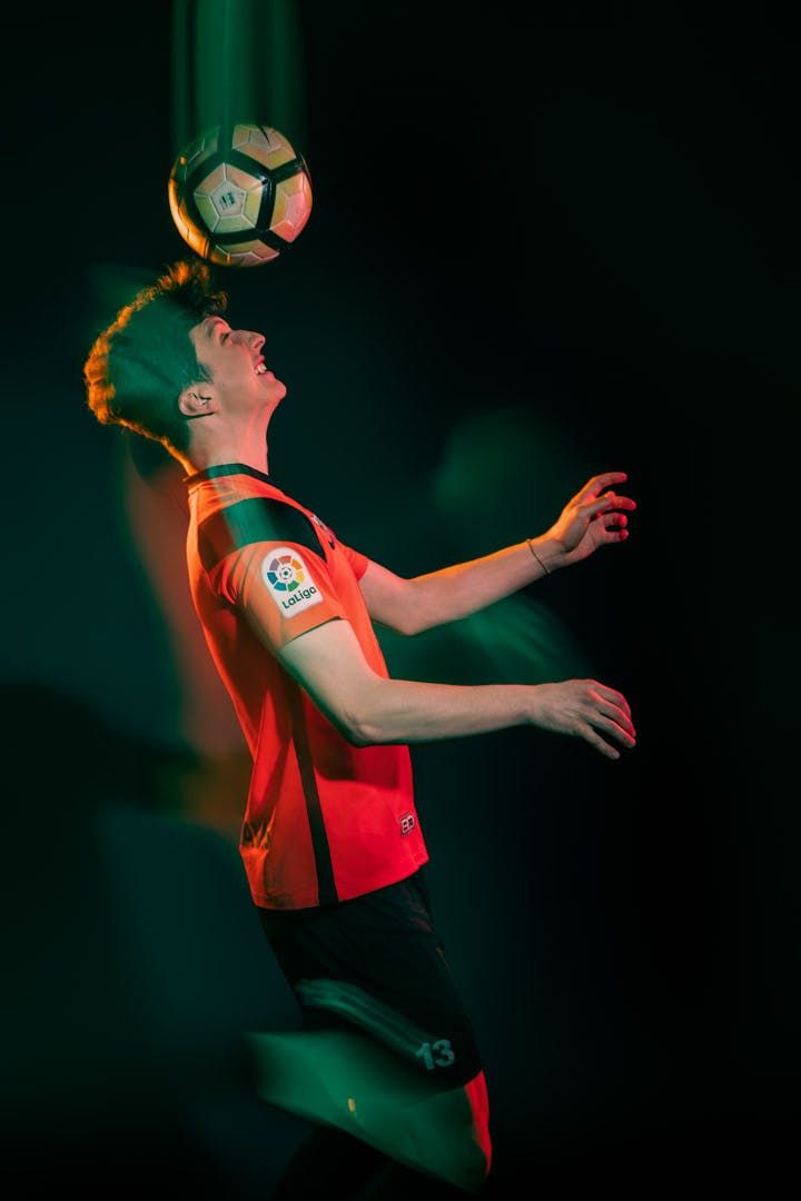 Kreative Lichtfusion als Verbindung von Fussballfotografie und KI-Visuals