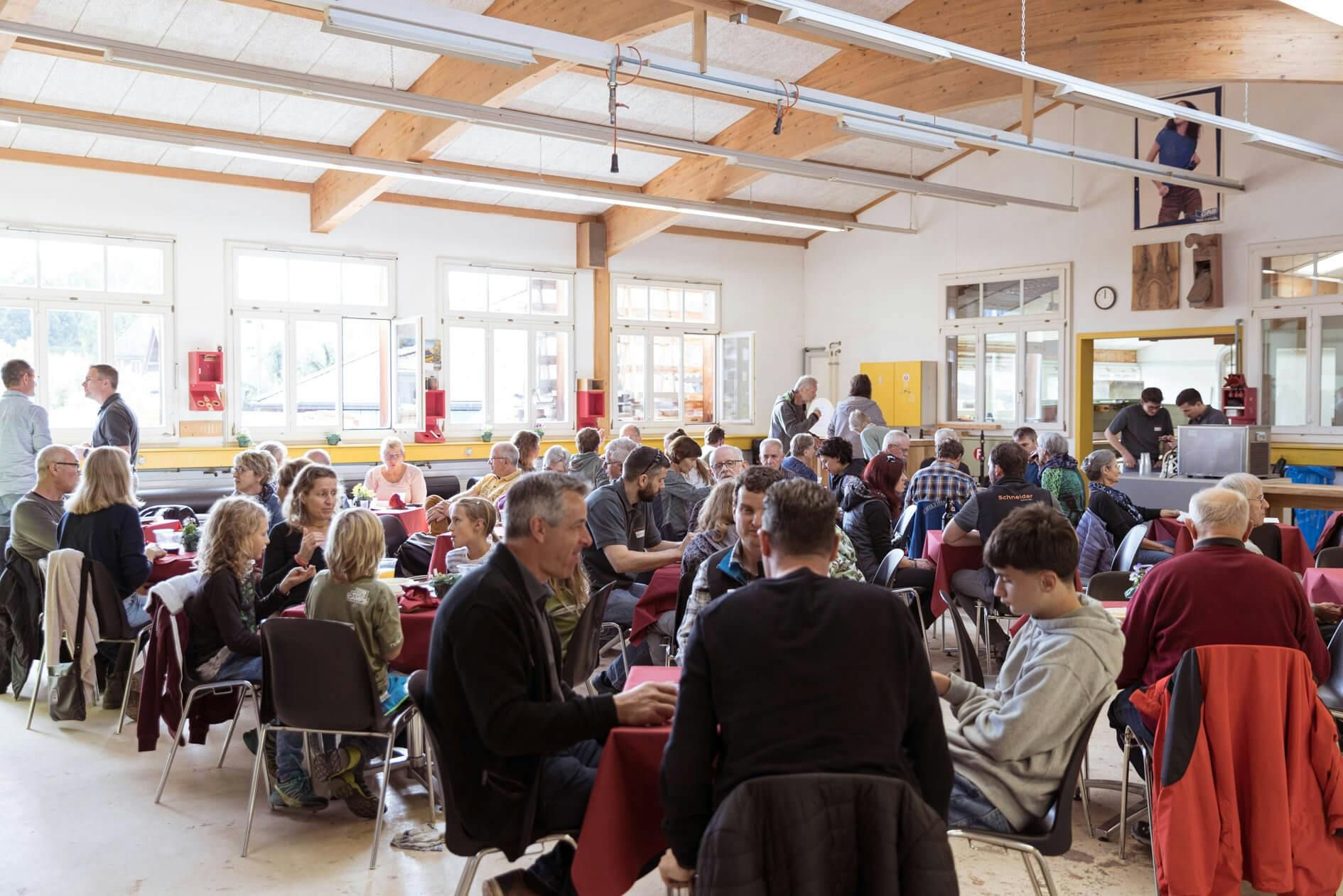 Stimmungsvolle Eventfotografie für den Kundenanlass der Schneider Schreinerei