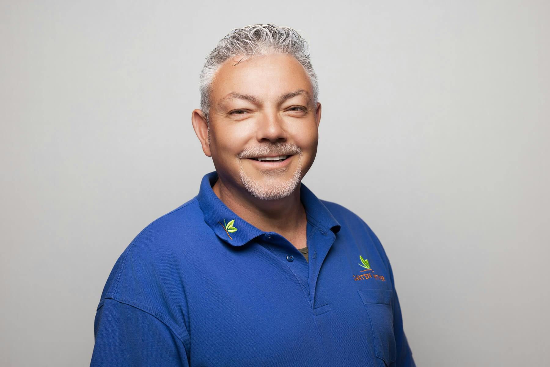 Nahbares Mitarbeiterfoto für Garten Partner zur persönlichen Vorstellung des Teams