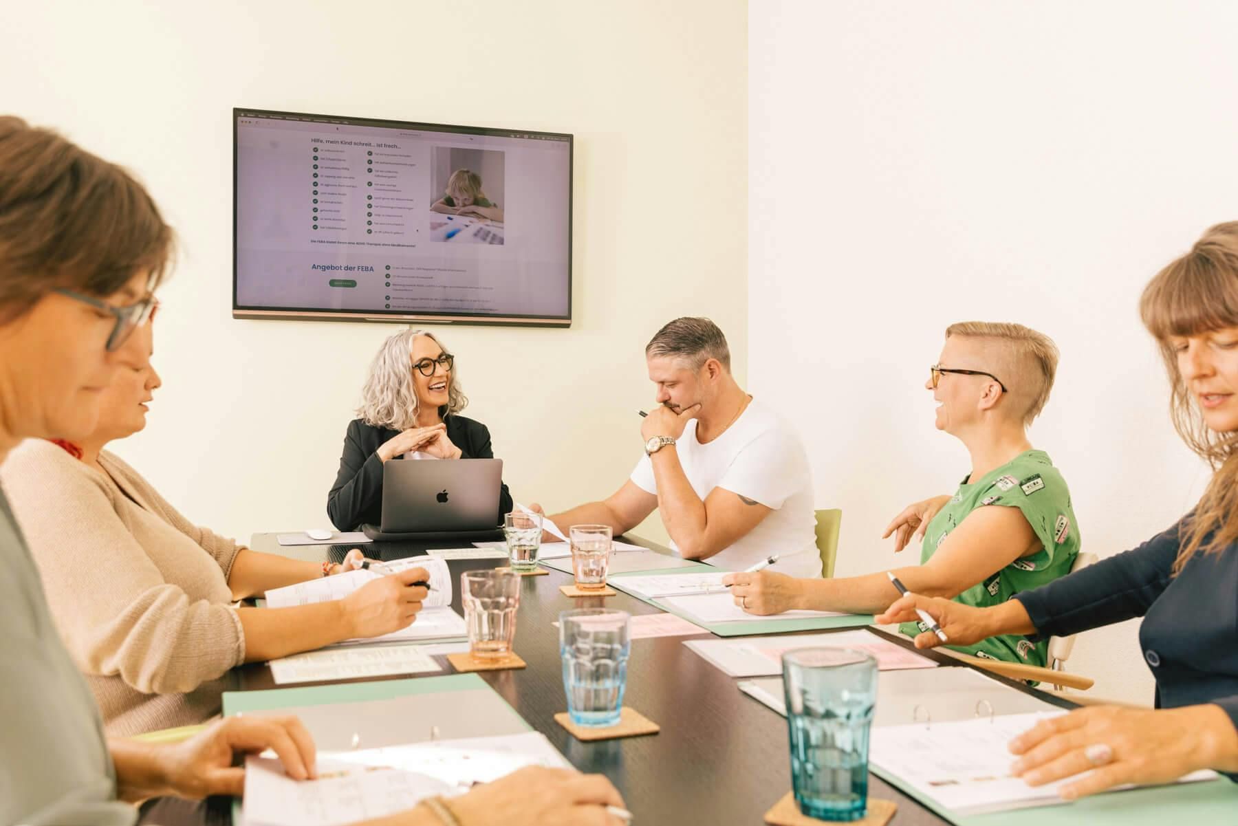 Teamfotografie zur gemeinsamen Projektarbeit bei FEBA