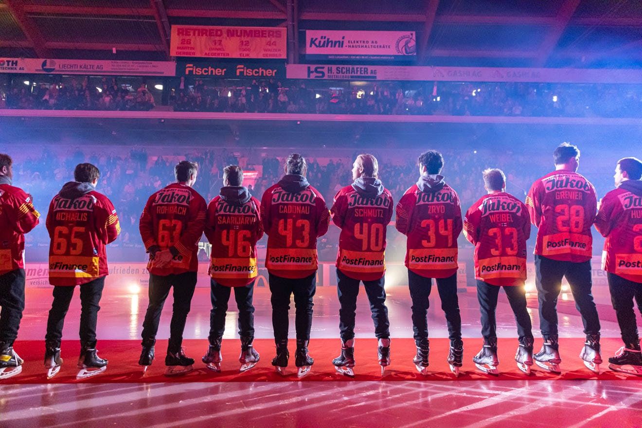 Sportliche Eventreportage über den gemeinsamen Auftritt der SCL Tigers