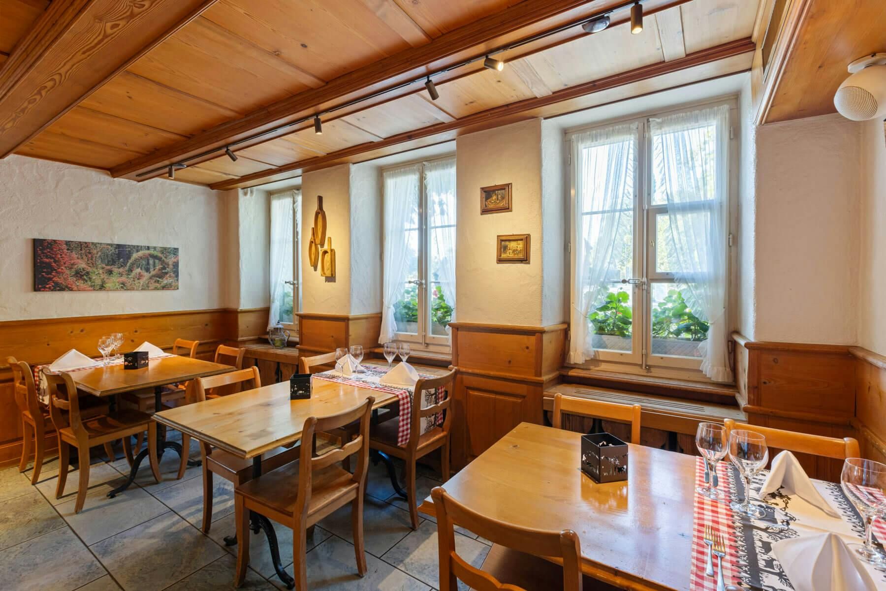 Architekturfotografie des Speisebereichs im Restaurant Weisses Kreuz