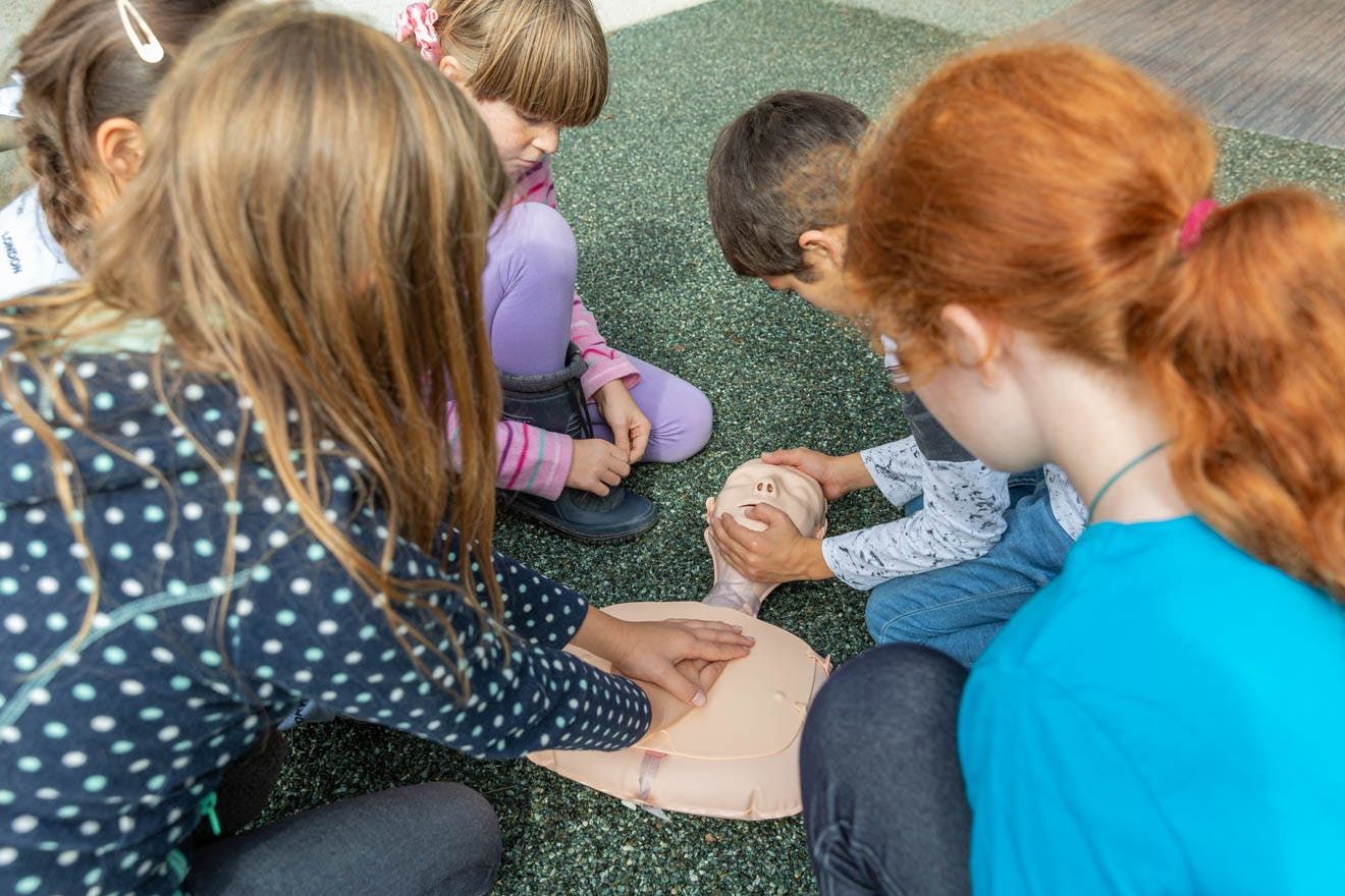Imagefotos für gemeinsames Lernen in Erste-Hilfe-Angeboten für Kinder
