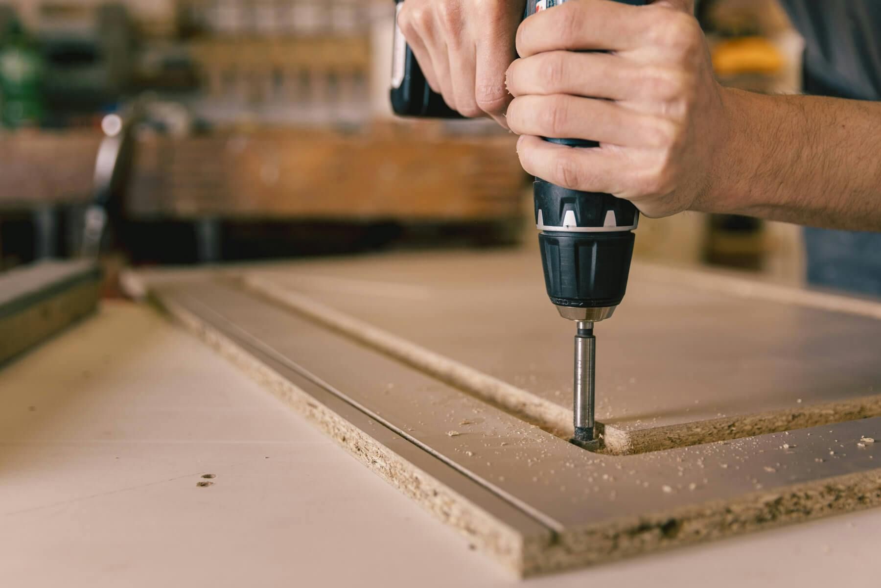 Detailorientierte Imagefotos für Schneider Schreinerei über passgenaue Montagearbeiten