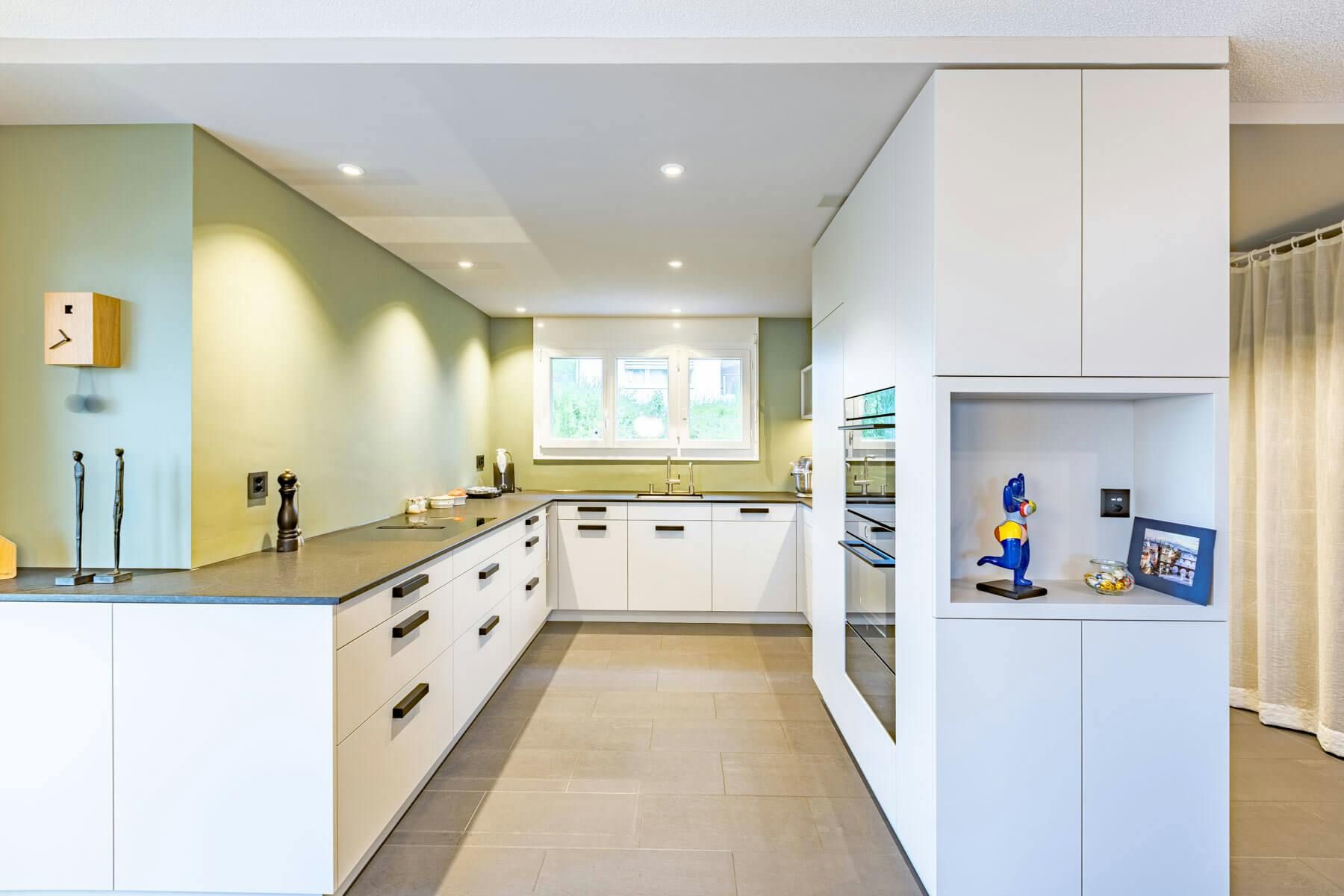 Architekturfotografie einer massgefertigten Küche der Schreinerei Schneider