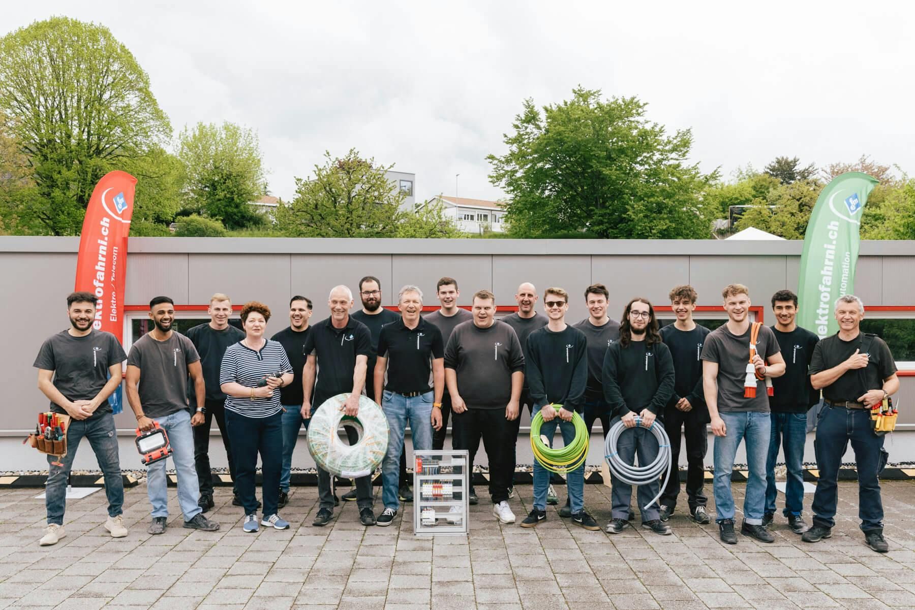 Gruppenfoto für ein eingespieltes Team aus Industrie und Fertigung