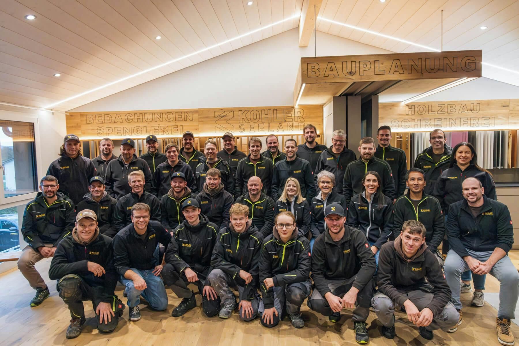Grosses Teamfoto für eine sichtbare und wertschätzende Unternehmenskultur