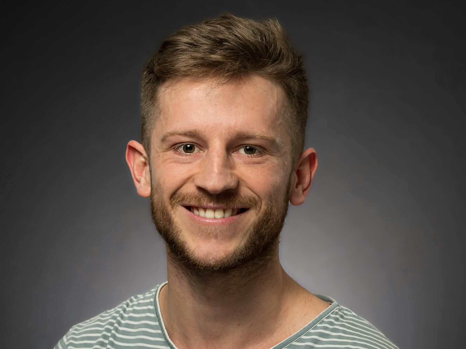 Stil 2: Mitarbeiterportrait mit Licht von oben und beleuchtetem Hintergrund