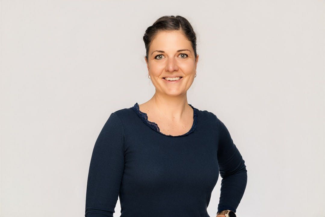 Stil 5: Mitarbeiterportrait mit Frontlicht und hellem Hintergrund
