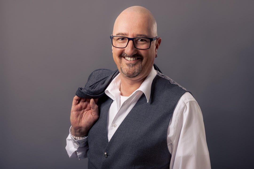 Stil 8: Mitarbeiterportrait mit hartem Seitenlicht und Haarlicht