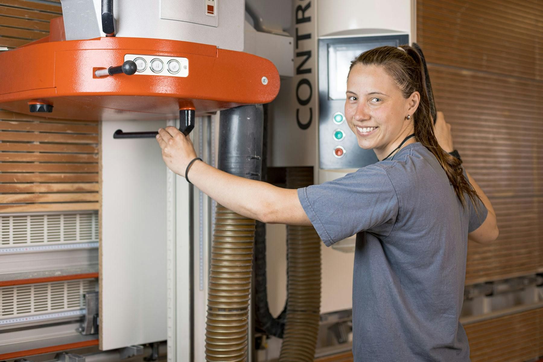 Modernes Mitarbeiterfoto für Schneider Schreinerei mit Fachkompetenz in der Fertigung