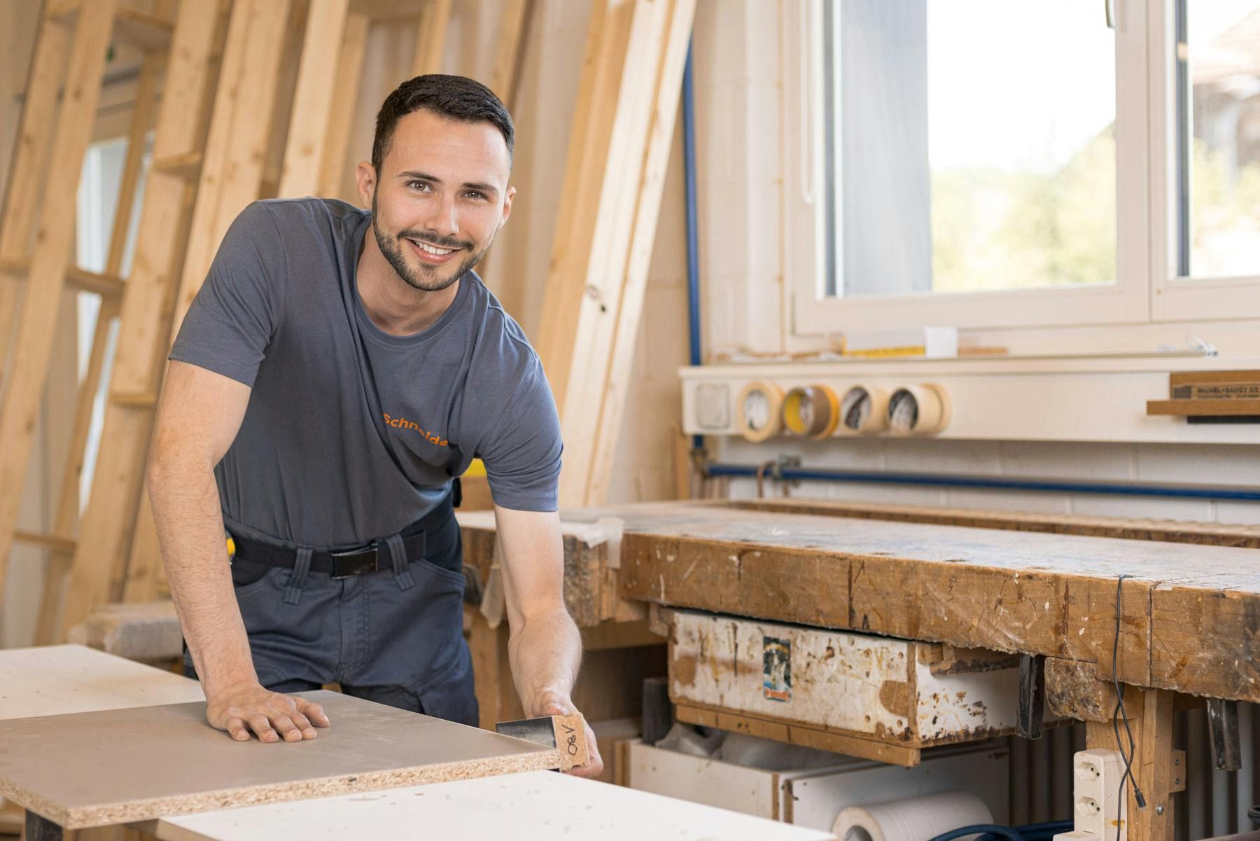 Authentisches Mitarbeiterporträt aus dem Werkstattalltag der Schreinerei Schneider