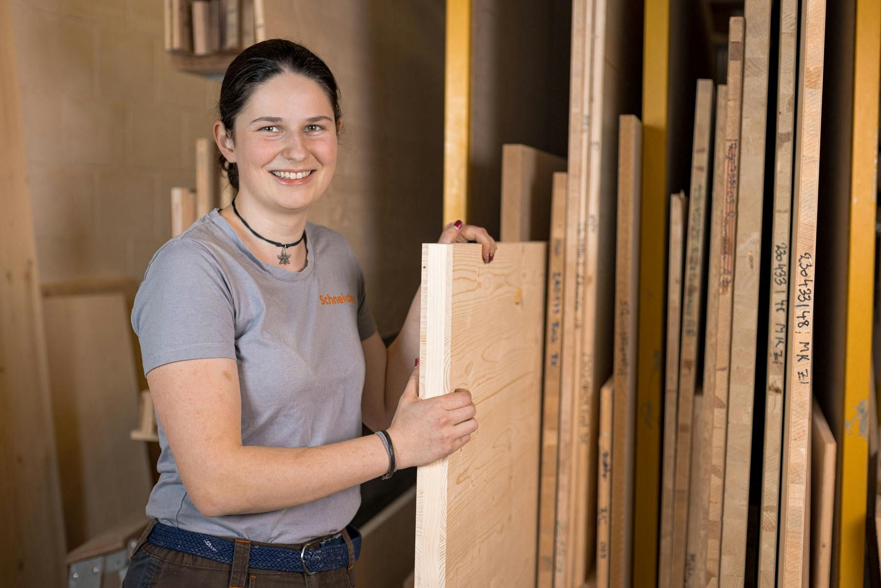 Mitarbeiterfotografie macht die Materialkompetenz der Schneider Schreinerei nahbar